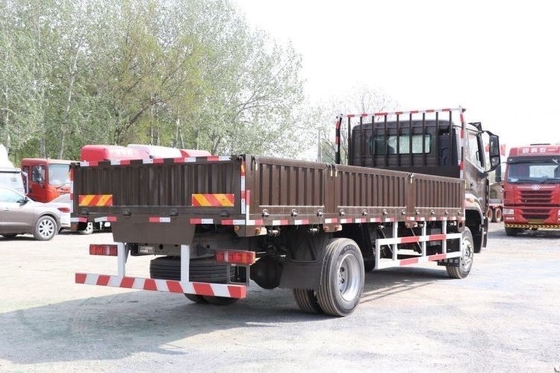 23 Hot Boutique Coches usados SINOTRUCK HOWo NX Tarjeta media 220hp 4X2 6.75m Camión de obstáculos