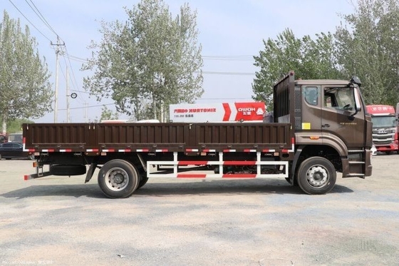 23 Hot Boutique Coches usados SINOTRUCK HOWo NX Tarjeta media 220hp 4X2 6.75m Camión de obstáculos